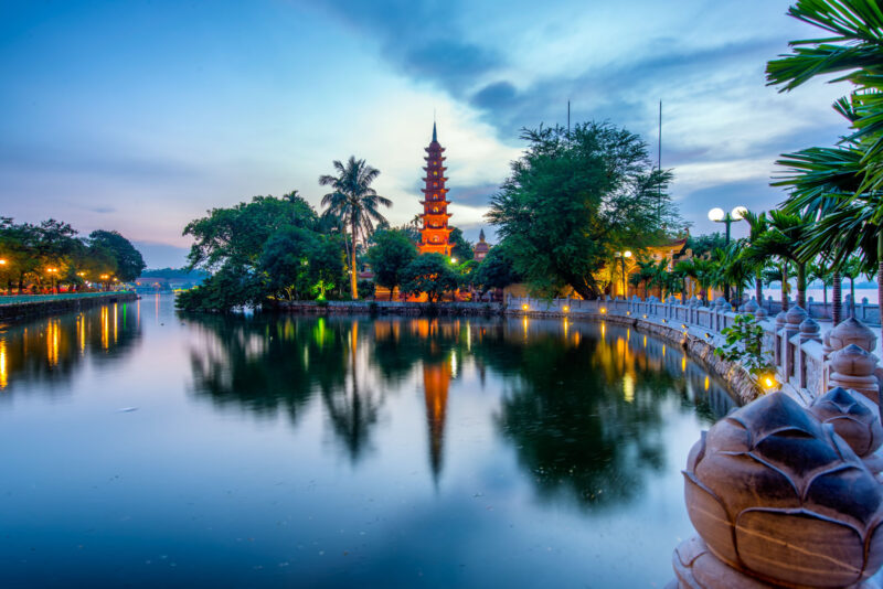 Ein schönes Bild des Westsees, wo sich der Tempel von Tran Quoc Tuan befindet