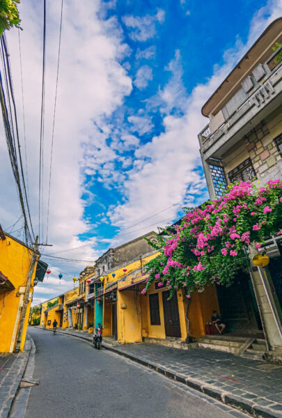 Hình ảnh Hội An với con đường cùng những ngôi nhà sơn vàng