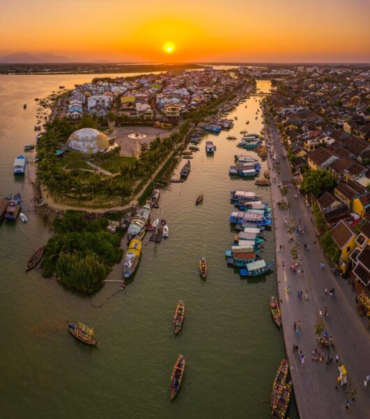 Hình ảnh Hội An với con sông đấy ấp tàu thuyền