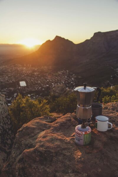 Hình ảnh bình minh đẹp bên ly cà phê