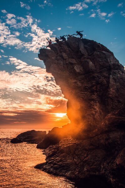 hình ảnh thành phố Đà Nẵng với mỏm đã cao giữa nền trời xanh