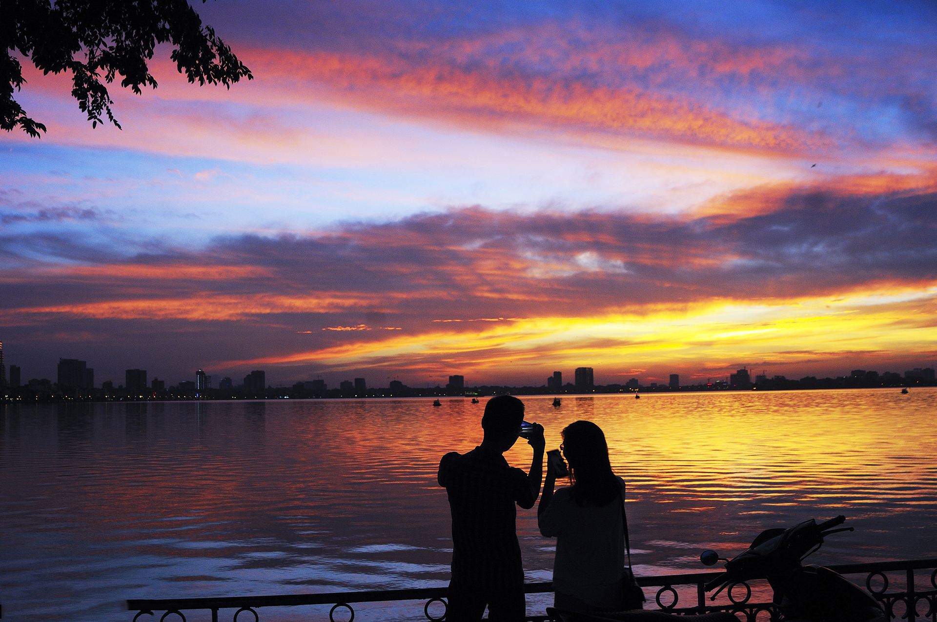 Hồ Tây: Hồ Tây là một trong những điểm đến nổi tiếng của Hà Nội với phong cảnh đẹp tuyệt vời cùng những hoạt động giải trí phong phú. Hãy cùng xem hình ảnh để đắm mình trong ánh nắng vàng rực rỡ của hồ Tây.