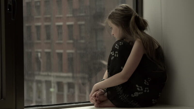 Hình ảnh cô gái buồn bên cửa sổ