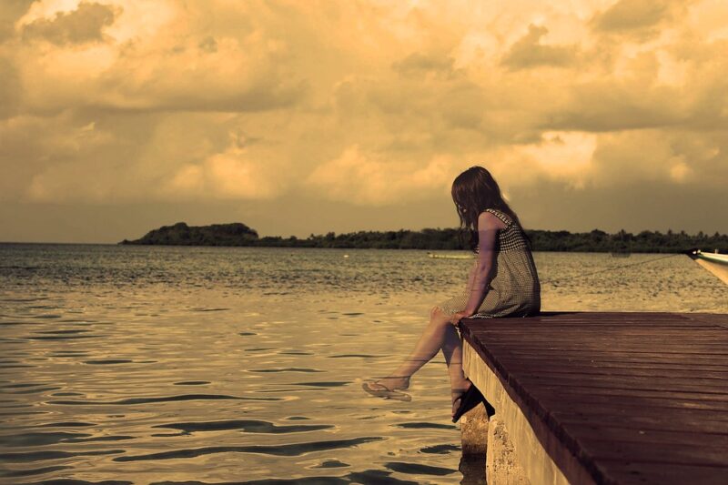 Hình ảnh cô gái buồn bên hồ