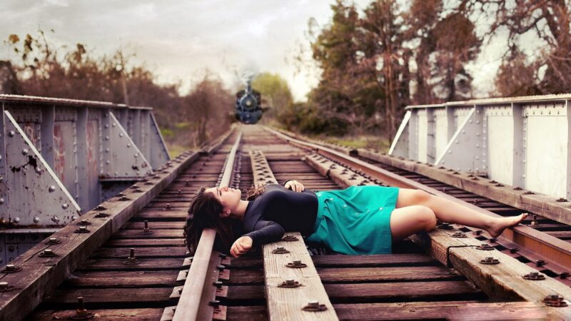 Hình ảnh cô gái buồn giữa đường ray