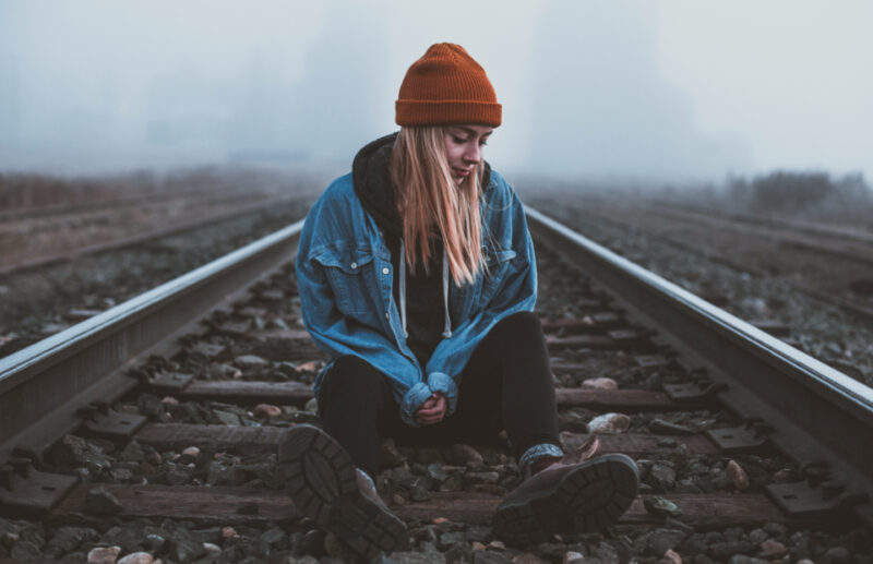 Hình ảnh cô gái buồn trên đường ray