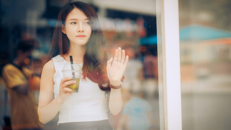 Hình nền gái xinh hd nhìn xa xăm