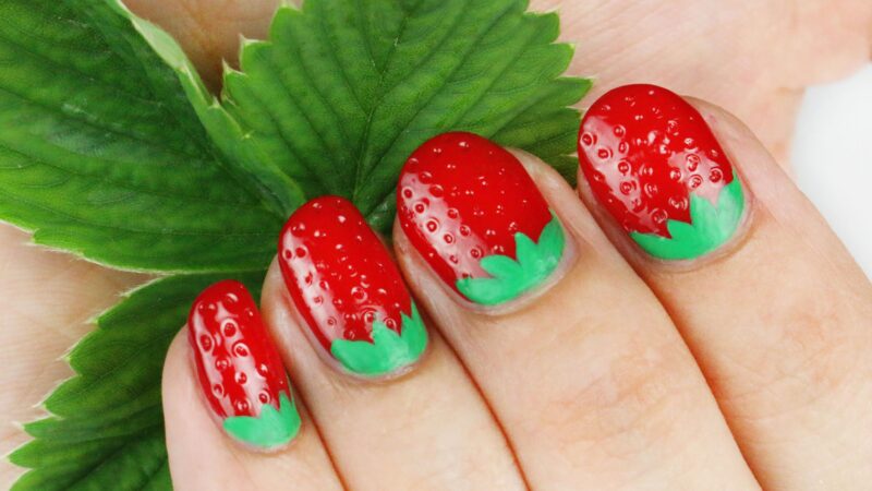 Mẫu nail hình trái dâu màu đỏ rực rỡ