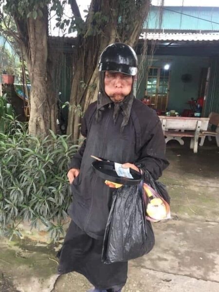 Ảnh ăn xin hài hước mặt bôi đen
