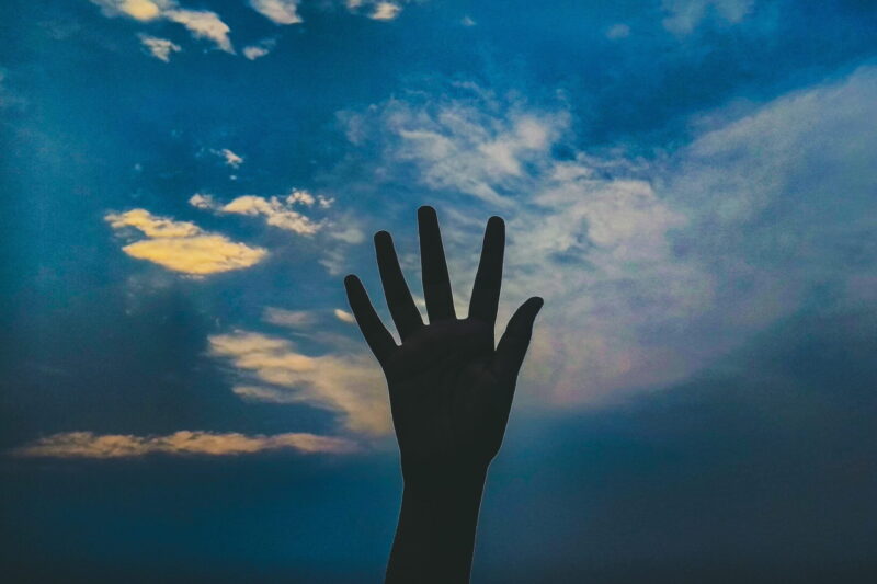 Ảnh bàn tay buồn dơ lên trời
