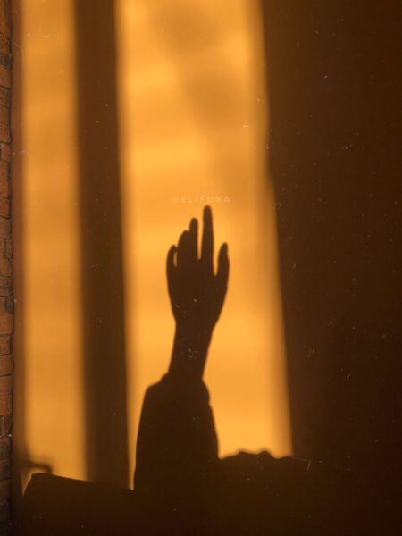 Ảnh bàn tay buồn dưới nắng chiều