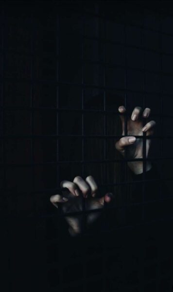 Ảnh bàn tay buồn qua khung cửa