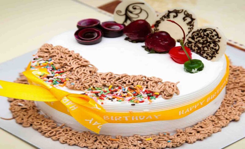 ảnh bánh sinh nhật đẹp đơn giản nơ vàng