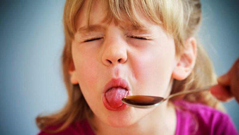 ảnh bé gái uống thuốc