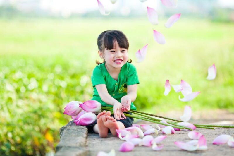 ảnh cười đẹp của bé gái bên hoa sen