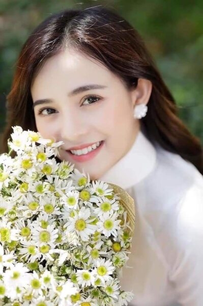 ảnh cười đẹp của cô gái bên cúc họa mi