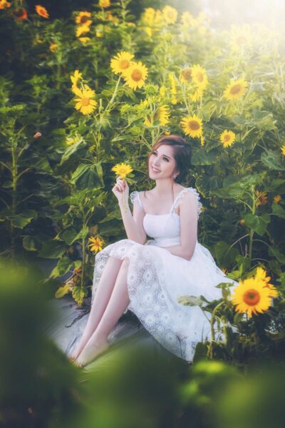 ảnh cười đẹp mê mẩn lòng người giữa rừng hoa