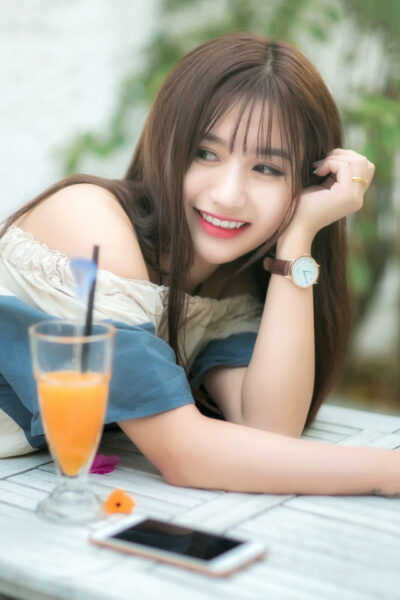 ảnh cười đẹp thu hút bên ly nước