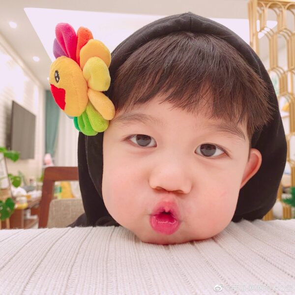 ảnh em bé dễ thương với biểu cảm cực cute