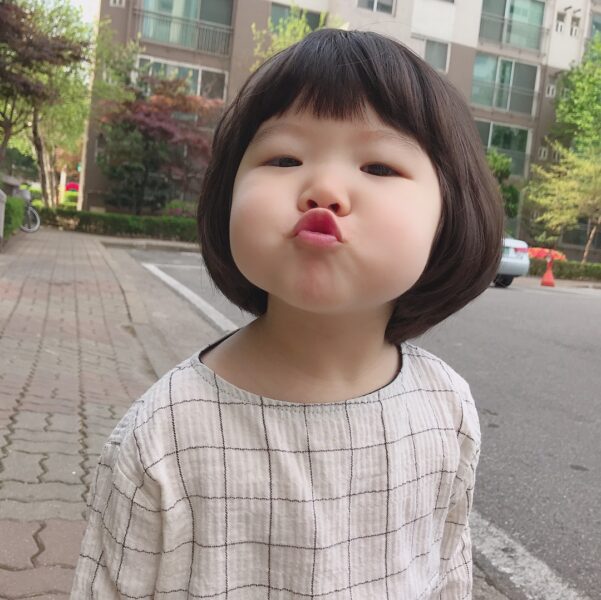 Bạn có bao giờ thấy một em bé Hàn Quốc xinh cute đến thế chưa? Hãy xem ảnh này để được chiêm ngưỡng vẻ đẹp tuyệt vời của bé. Với da trắng và nụ cười tươi tắn, bé sẽ khiến cho bạn cảm thấy hạnh phúc và bình yên.