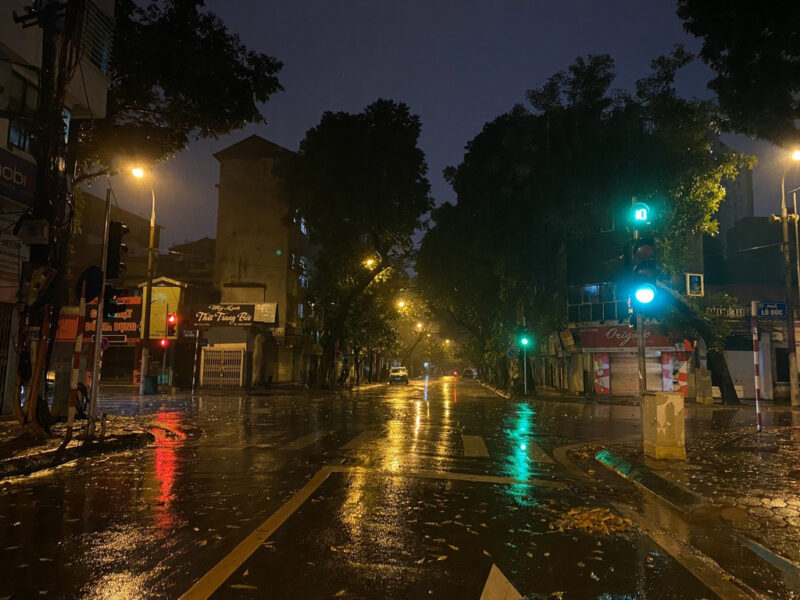Anh Hà Nội về đêm mưa buồn