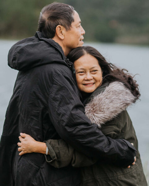 ảnh hạnh phúc tuổi già ôm nhau mùa đông