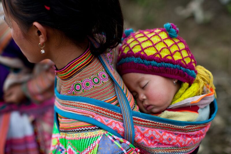 Ảnh mẹ ru con ngủ trên lưng