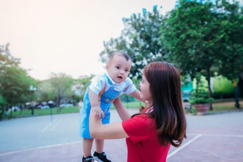 Ảnh mẹ và bé chơi đùa