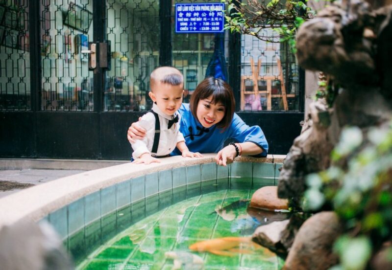 Ảnh mẹ và bé chơi với cá