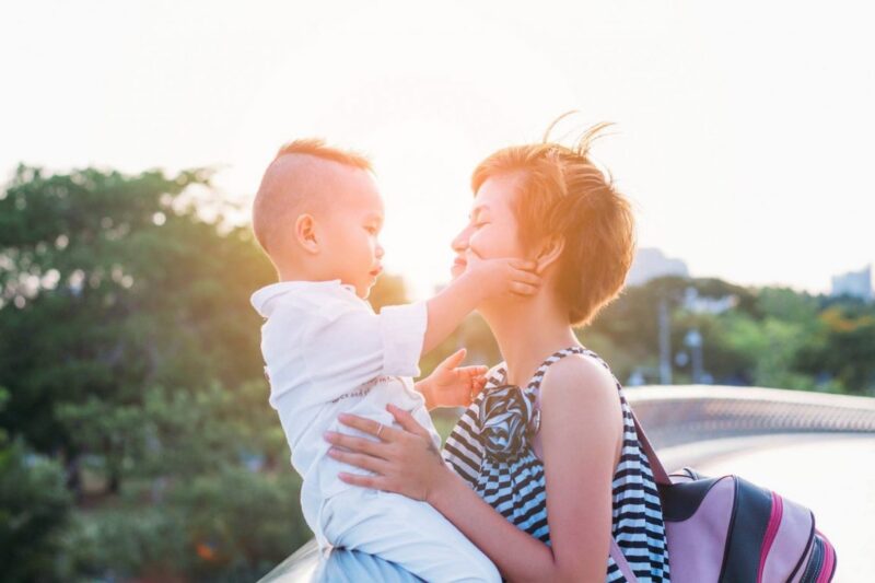 Ảnh mẹ và bé dưới nắng