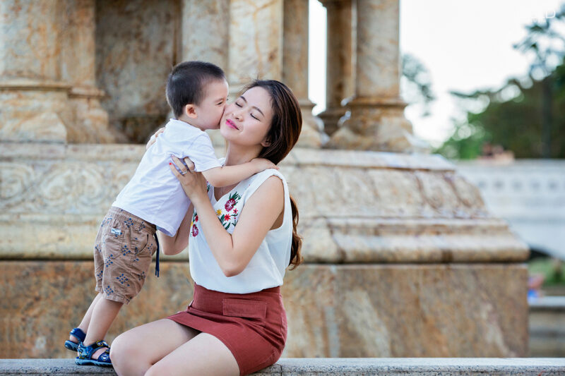 Ảnh mẹ và bé hôn má