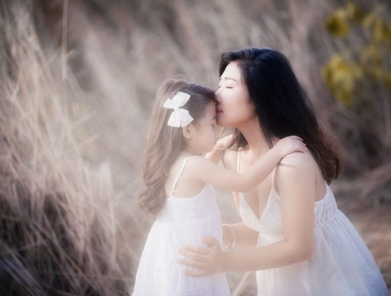 Ảnh mẹ và bé hôn trán