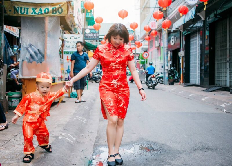 Ảnh mẹ và bé mặc đồ đỏ