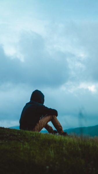 Ảnh nền điện thoại cô đơn trên đồi xanh