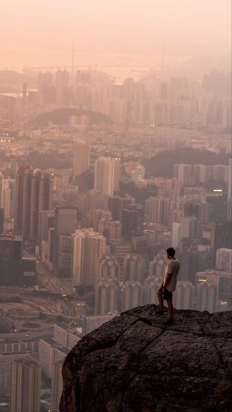 Ảnh nền điện thoại cô đơn trước thành phố