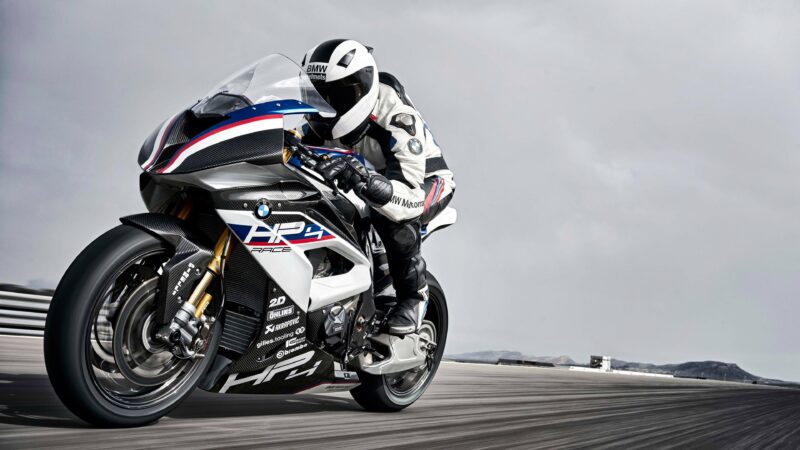 Ảnh nền Moto 4K màu đen trắng