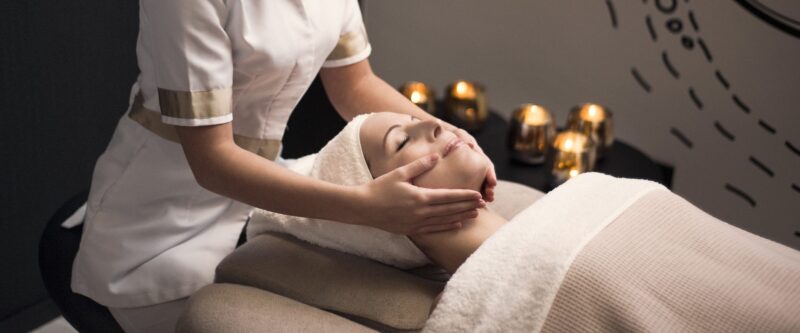 Massage nâng cơ ảnh Spa