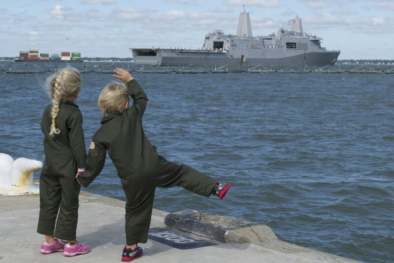 ảnh tạm biệt của 2 em nhỏ