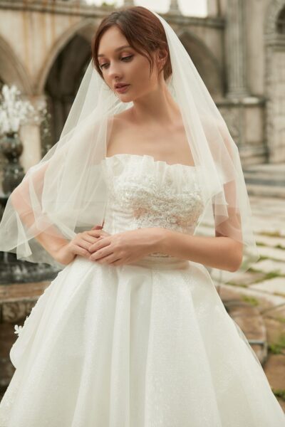 ảnh váy cưới trắng cúp ngực xếp ly