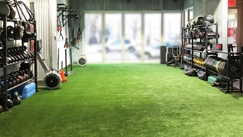 Background phòng gym nền cỏ xanh