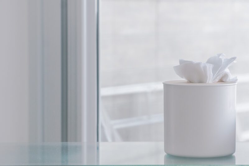 background trắng cuộn giấy trước cửa sổ