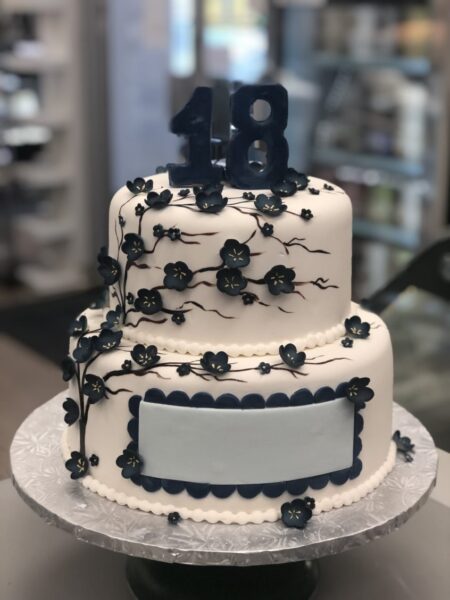 Bánh sinh nhật 18 tuổi hai tầng trang trí đẹp mắt