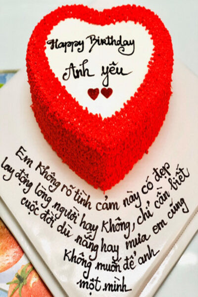 Bánh sinh nhật hình trái tim có trái tim ở giữa kèm lời thể hiện tình cảm