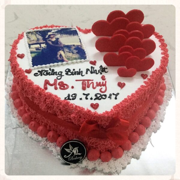 Bánh sinh nhật hình trái tim màu đỏ chấm bi sáng tạo