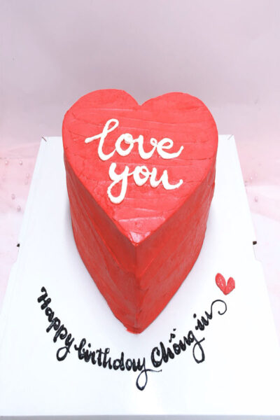 Bánh sinh nhật hình trái tim màu đỏ đơn giản