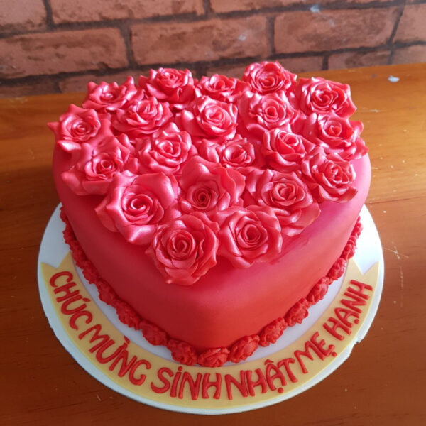 Bánh sinh nhật hình trái tim màu đỏ trang trí hoa lãng mạn ngọt ngào