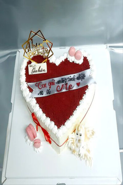 Bánh sinh nhật hình trái tim màu đỏ viền trắng đẹp mắt