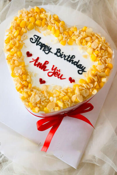 Bánh sinh nhật hình trái tim màu trắng nhã nhặn