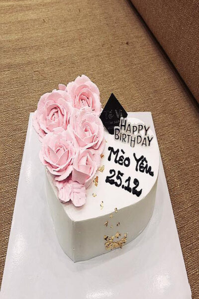 Bánh sinh nhật hình trái tim màu trắng trang trí hoa hồng nhạt