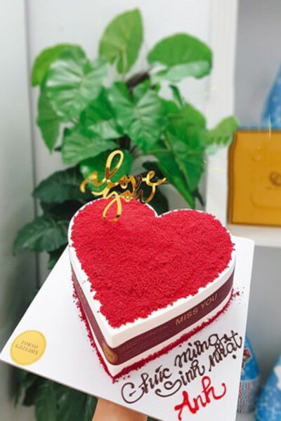 Bánh sinh nhật hình trái tim nhiều lớp phủ bột đỏ